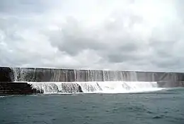 La digue durant une tempête au port de Braye.