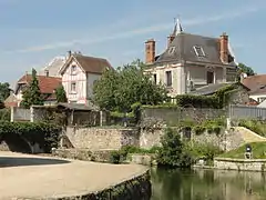 Photographie de maisons autour des Douves du château.
