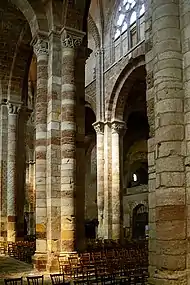 Piles de la nef et collatéral.