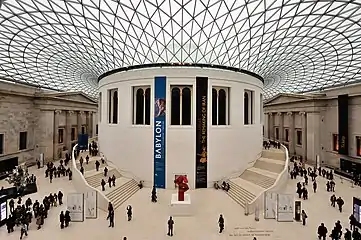 Vue d'ensemble de la grande Cour.