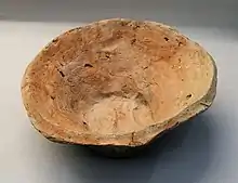 Écuelle à bords biseautés provenant de Ninive.