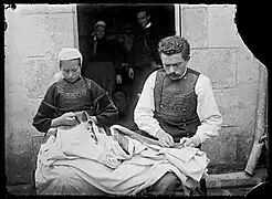 Brodeurs de l'atelier Pichavent de Pont-L'Abbé qui ornent du linge de maison (photo par Paul Géniaux vers 1900)