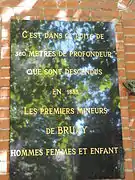 « C'est dans ce puits de 360&nbsp;mètres de profondeur que sont descendus en 1855 les premiers mineurs de Bruay, hommes, femmes et enfants ».
