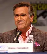 Bruce Campbell dans le rôle de Sam Axe (en)