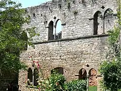 Ancien logis médiéval ou salle des Chevaliers situé à l'intérieur du domaine.