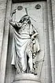 Statue de Moïse sous le péristyle de la cathédrale Saint-Jacques-sur-Coudenberg à Bruxelles