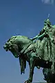 Vue de profil de la statue d'Árpád