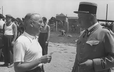 Gendarme français en 1941 au camp de Beaune-la-Rolande.