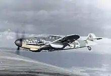 Photographie colorisée d'un avion en vol.