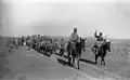 Au Maroc, Légionnaires en marche. Deux hommes ont un âne à monter et se l'échange toutes les heures (années 1920).