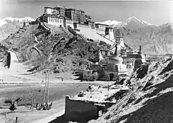 Porte ouest et palais du Potala en 1938.