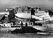 Espace découvert devant l'entrée sud de Shöl et le Potala, avec le pilier extérieur (1938)