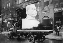 Char de campagne portant une effigie de Hindenburg.