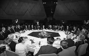 Réunion, dans la « Grande salle », avec les chefs d'États des principaux pays communistes pour les 40 ans de la RDA, en 1989.