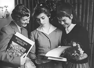 Jeunes feuilletant Weltall Erde Mensch.