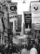 La Hainstraße (Leipzig)&nbsp;(de) avec une pub pour le cabaret, 1967. Photo : Heinz Koch