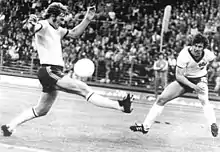 Action d'Eberhard Vogel face à Utjesenović (à gauche) lors du match RDA-Australie (2-0).