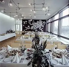 L'un des restaurants (1976).