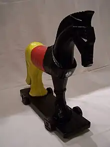 Statuette représentant un cheval de Troie aux couleurs du drapeau allemand.
