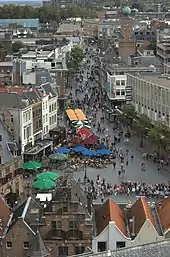 photo en hauteur d'une rue piétonne avec terrasses de cafés.