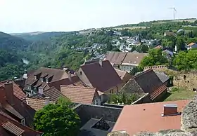 Vue depuis le château fort de Neuleiningen sur la vallée d'Eckbach et l'étang d'Eckbach à la lisière nord de la forêt palatine et l'éolienne sur le Bitternell, le sommet sud-ouest du Grünstadter Berg à l'extrême sud des collines d'Alzey, en dessous de l'A6 et de Neuleiningen ; à gauche en arrière-plan, le Kleine Donnersberg (329&nbsp;m) avec le hameau de Nackterhof.