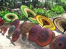 Ombrelles traditionnelles de Pathein (Birmanie).