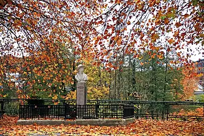 Buste de Jean Baptiste Clément dans la cité ardennaise de Nouzonville.