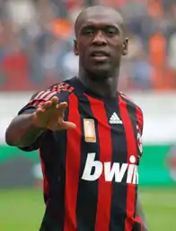 Photo de Clarence Seedorf de face, en plein match donnant des consignes et portant le maillot du Milan AC