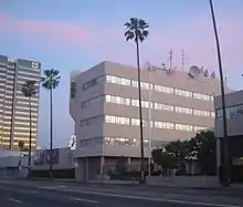 Photo d'un immeuble aux murs écrus avec une enseigne CBS