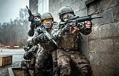 Les hommes du 35e&nbsp;régiment d'infanterie évoluent en milieu urbain équipés de leur HK416.