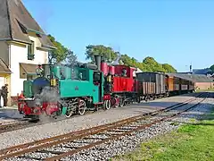 Double traction assurée par la 020T Corpet-Louvet no&nbsp;25 et la 130T Corpet-Louvet no&nbsp;1, pour cette rame en gare de Saint-Valery-Ville au départ pour Cayeux-sur-Mer.