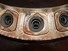 pièce de métal en forme d'anneau, petites buses d'injection.