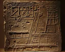 Complexe de bâtiments rassemblant plusieurs cours, une halle, une tour, une fontaine et un bassin. Divers personnages et animaux. Bas-relief estampé sur brique. 40 × 48 cm. Chengdu, Sichuan.