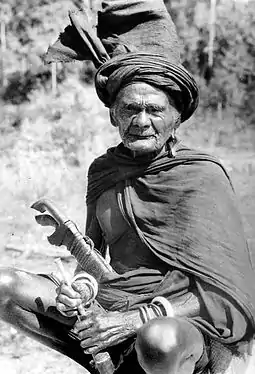 Le Ratu Merapu (nl) prépare sa pipe de bétel.