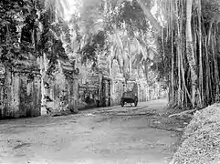 Une rangée de candi bentars au Palais Kaibon, Banten .