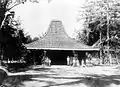 Toit de type joglo sur la résidence du chef de village de Jepara.