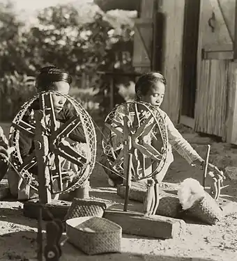 Fileuses de coton au travail