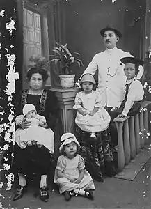 Portrait studio de la famille Engelenburg-Banjoewangi en 1919. Tropenmuseum.