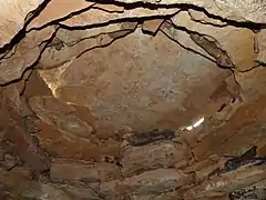 Dalle terminale de la voûte encorbellée d'une cabane (La Cadière-d'Azur, Var).