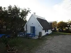 Pignon en dur, rampants saillants.