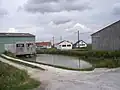 Cabanes ostréicoles à Étaules, sur la rive gauche de la Seudre.