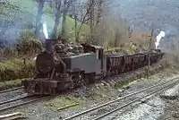 La 131 T Baldwin no&nbsp;5 manœuvre des wagons à la zone de chargement de Caboalles, au mois d'avril 1983.