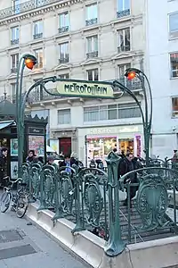 Au niveau du no 17, entourage Guimard de l'entrée de la station de métro Cadet.