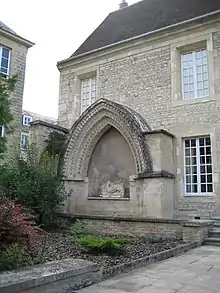 Maison dans la cour du musée des antiquaires de Normandie