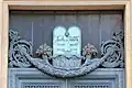Les tables de la Loi au-dessus de la porte, place Saint-Sauveur