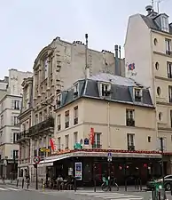 No&nbsp;1 : café-tabac formant l'angle avec le no&nbsp;111 rue d'Assas (précédemment « rue de l'Ouest »).