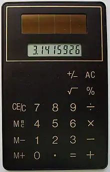 Calculatrice solaire ultraplate (épaisseur ~2&nbsp;mm), 1990.