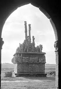 Calvaire de Tronoën depuis l'intérieur de la chapelle, par Georges Louis Arlaud.