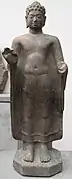 Buddha enseignant. Tuol Preah That,. Kampong Spoe, VIIe – VIIIe&nbsp;siècle. Grès H. 94 cm. Musée Guimet