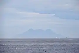 Silhouette de Camiguin vue depuis la Mer de Bohol. Le mont Timpoong (à gauche), plus haut sommet de l'île (1&nbsp;614&nbsp;m).